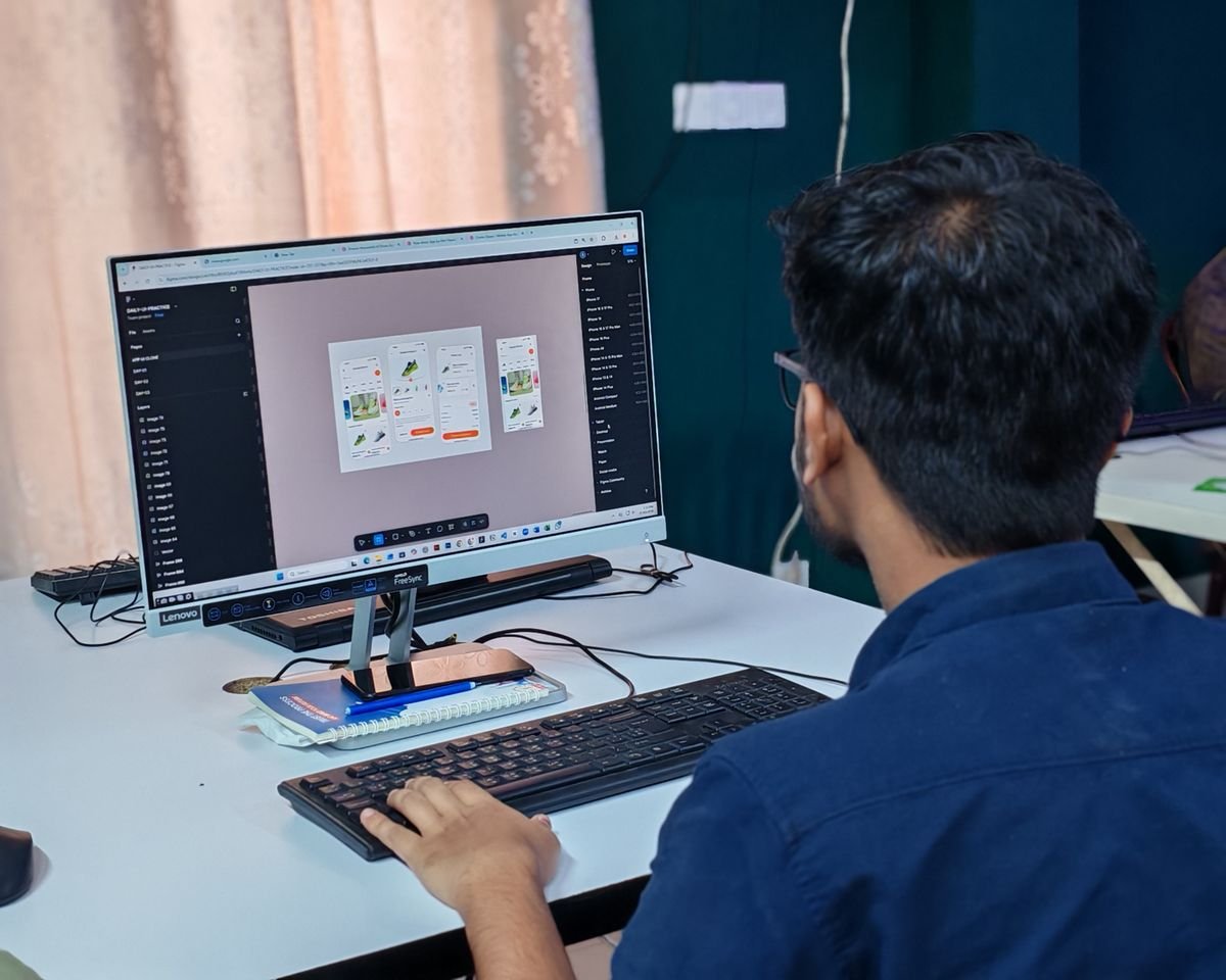 Web & UX/UI Design A usability test session with a user and a designer